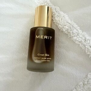 Merit beauty. Great Skin Instant Glow Serum